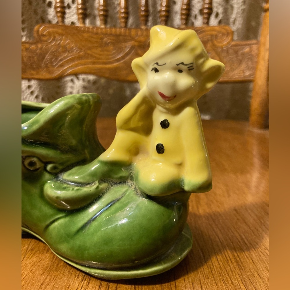 Vintage Yellow Elf Pixie on Green Shoe Boot - Smirk Expression - Picture 4 of 16